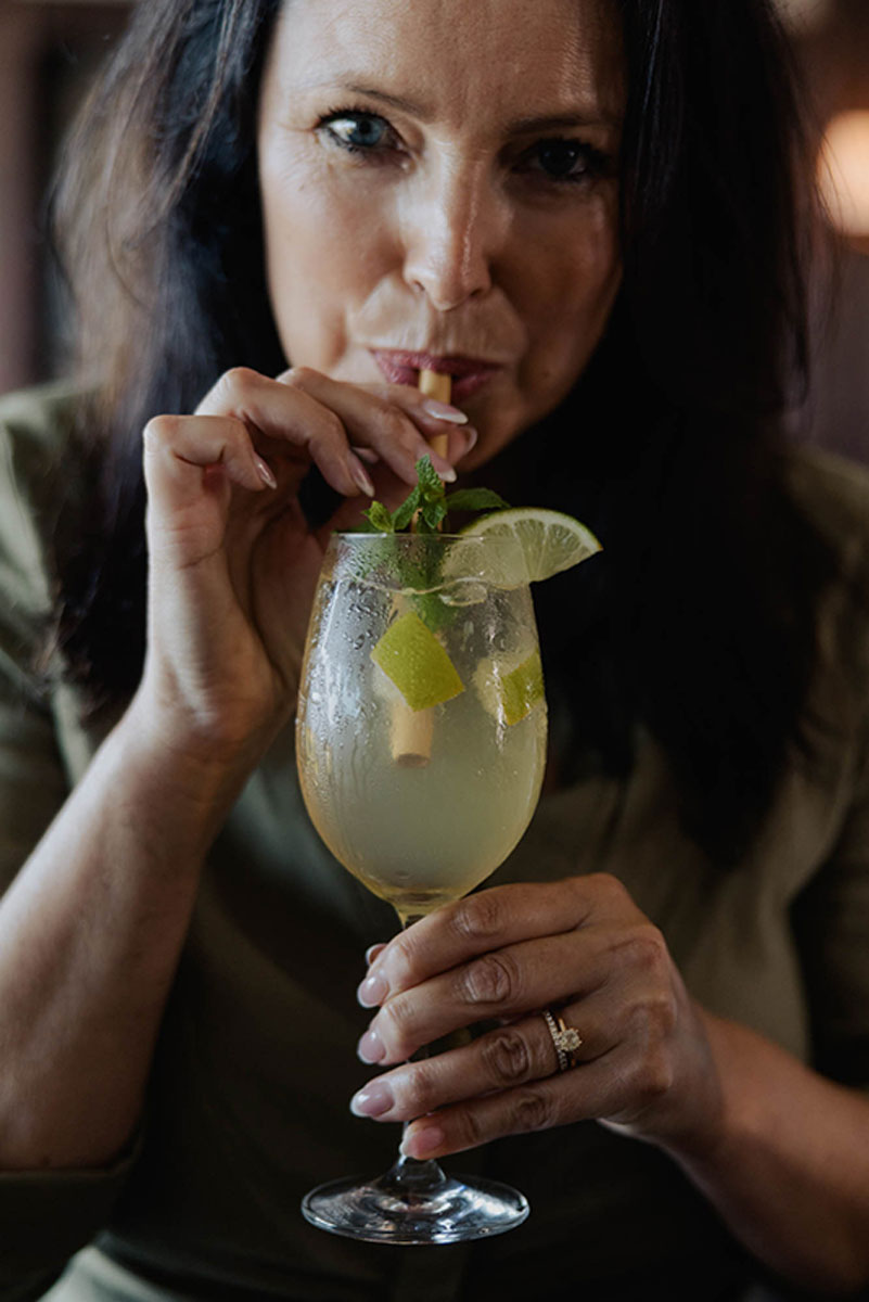 Kvinna dricker drink